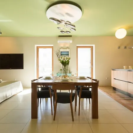 City And Beach Luxury Apartment